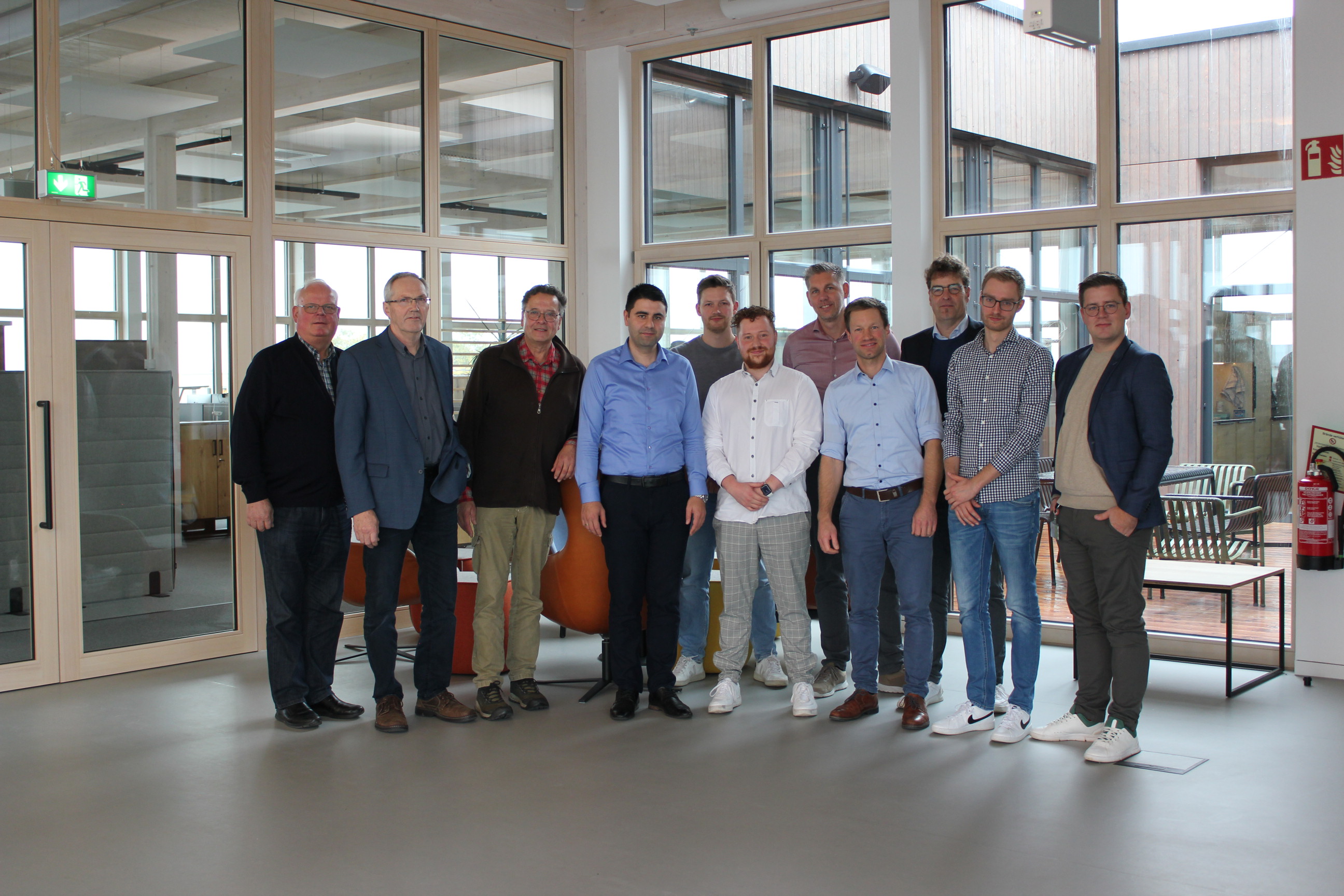 Gruppenfoto Vertragzeichnung.jpg